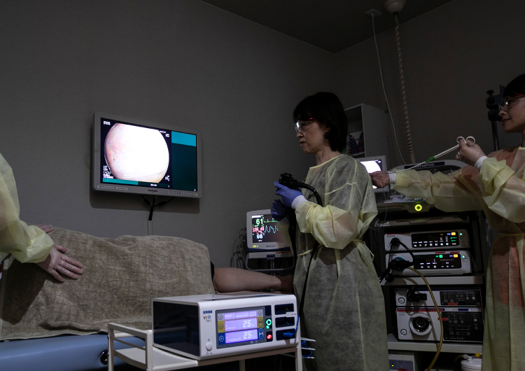 女性医師による大腸カメラ検査風景